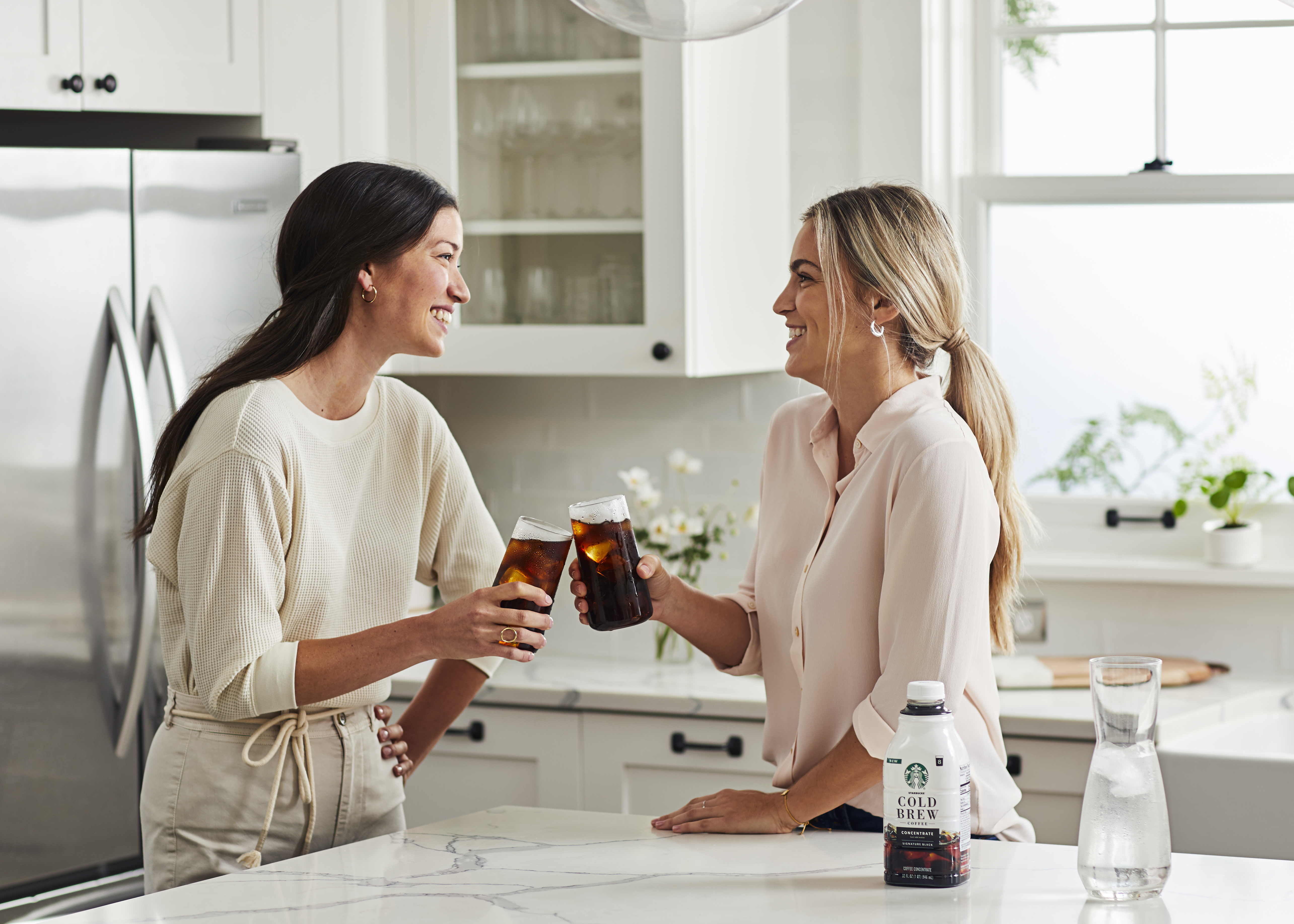 Hilary_McMullen_Food-Photographer-Sbux_Cold_Brew_Lifestyle_Cheersing_4273.v11